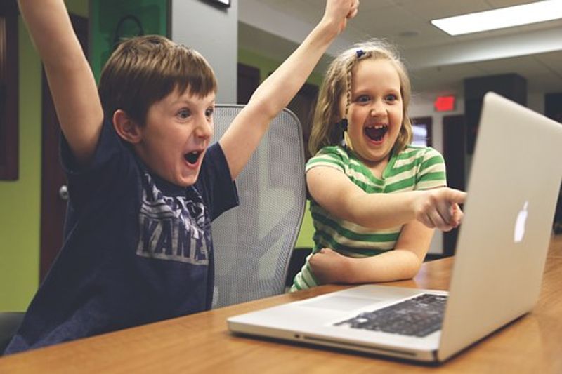 子供の英語学習に動画を取り入れよう おすすめの動画10選 子供の習い事の体験申込はコドモブースター 子供の英語学習に動画を取り入れよう おすすめの動画10選 子供の習い事の体験申込はコドモブースター