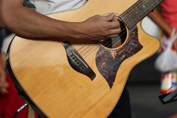 カワイ音楽教室ギターコースの料金は?子どもでも楽しく弾き語り