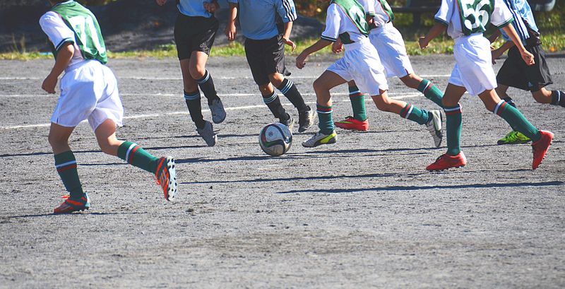 子供にサッカーを習わせるメリット デメリットは 費用や教室の選び方は 子供の習い事の体験申込はコドモブースター