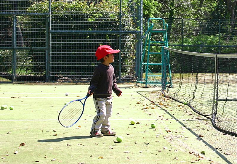 子供にテニスをやらせるメリットは？いつから始める？かかる費用は？
