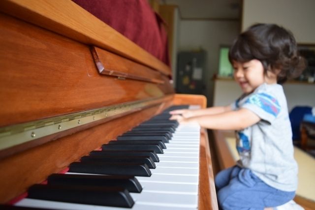 自宅でピアノを練習する子どもに効果的な親のかかわりかたは？ | 子供の習い事の体験申込はコドモブースター