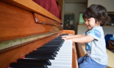 自宅でピアノを練習する子どもに効果的な親のかかわりかたは?