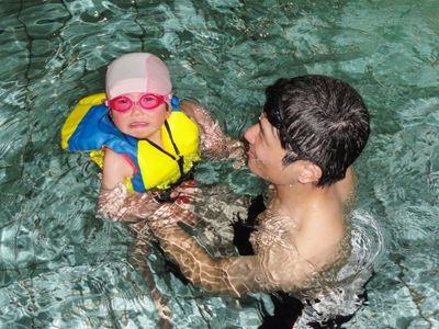 ベビースイミングってどんなもの?おむつや水着は?