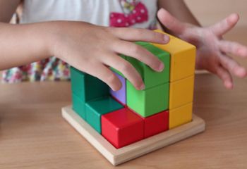 子どもが喜ぶ、幼児向け手作り知育おもちゃ10選!作り方も!