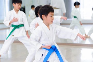 子供の習い事に空手を選ぶメリットや注意点は 空手の種類 月謝相場も合わせて紹介 子供の習い事の体験申込はコドモブースター